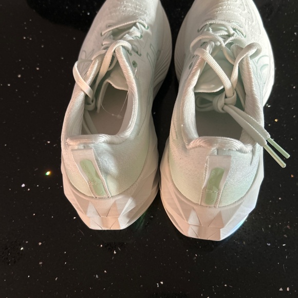 ASICS Novablast running shoe never worn! - Picture 4 of 6
